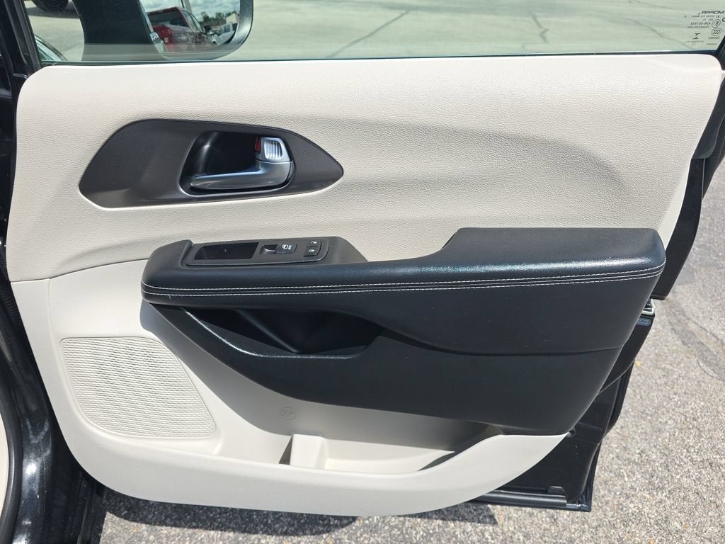 2023 Chrysler Pacifica Hybrid Touring L