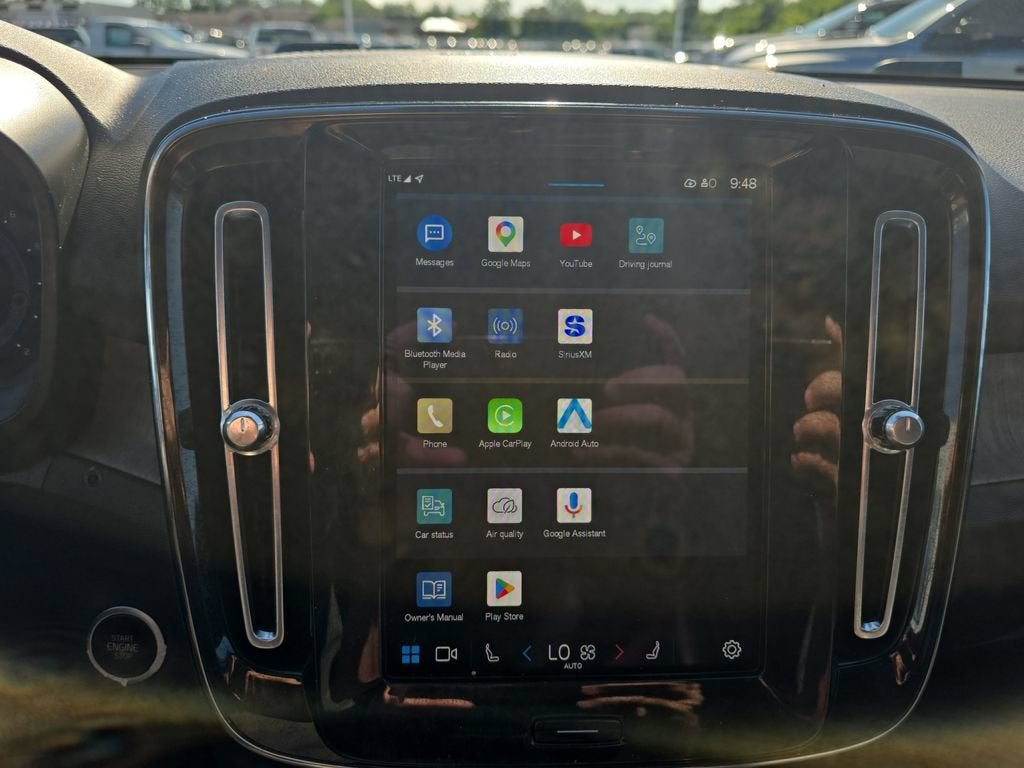 2023 Volvo XC40 Ultimate Dark Theme