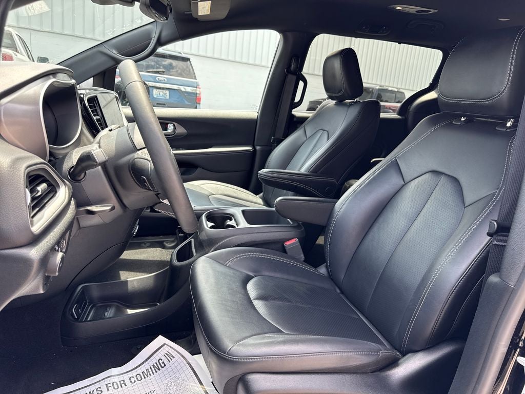 2025 Chrysler Pacifica Select
