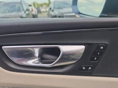 2022 Volvo XC60 B5 Momentum