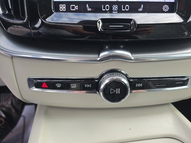 2022 Volvo XC60 B5 Momentum